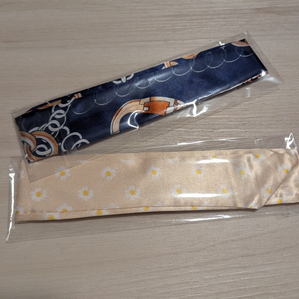 Silky Daisy Print Twilly Scarf & Navy Chain-Print Twilly Set
